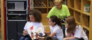  Lara Páez Rodríguez, Noa Lombao González, e Lucia Rodríguez Lozano e Lolita Castro, voluntarias da BPM do Concello de Verín, nun contacontos na sala infantil no 2014.